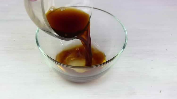 přidejte do mísy sójovou omáčku