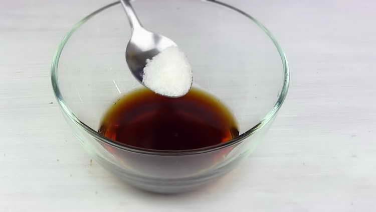 přidejte cukr do omáčky