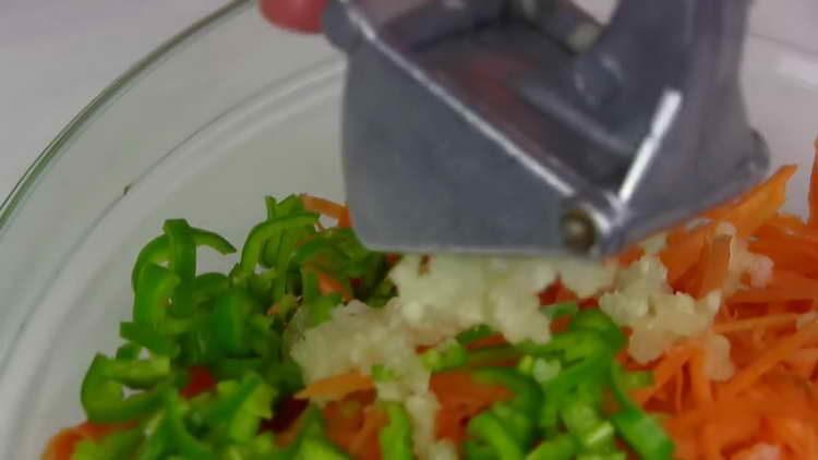 česnek protlačte lisem