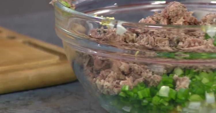 Gießen Sie Fischkonserven aus