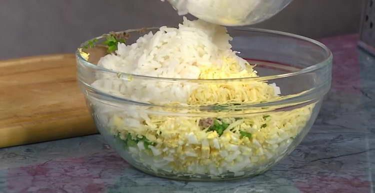 Reis zum Salat schicken