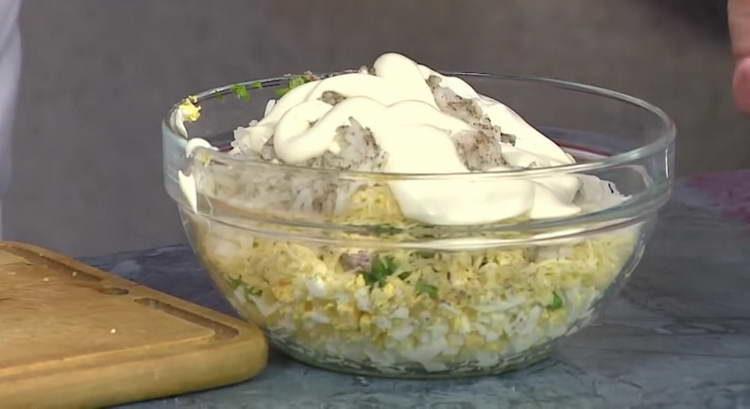 Mayonnaise in Salat pressen