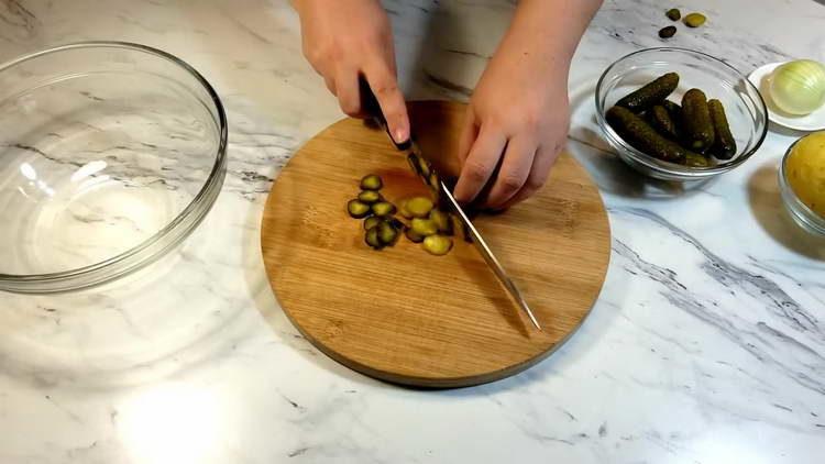 накълцайте краставицата