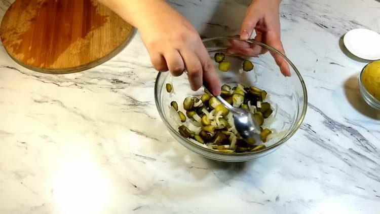 смесете лука с краставицата