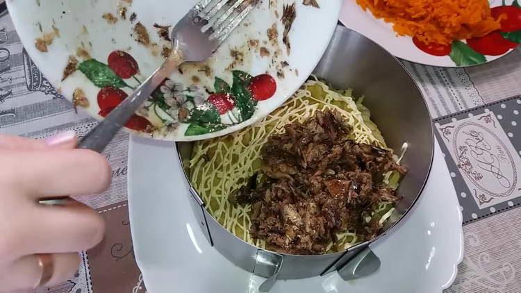 colocar comida enlatada em batatas