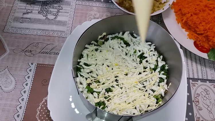 untar a camada com maionese