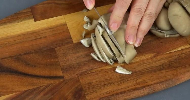 I-chop ang mga kabute