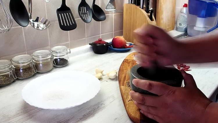 giling ang asin sa dagat sa isang mortar