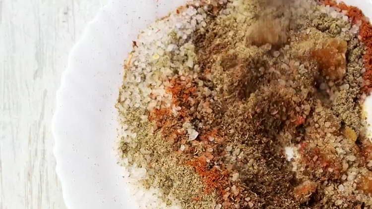 ihalo ang mga sangkap ng lupa sa isang plato