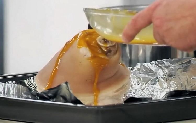 smörj skaftet med sås