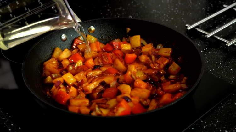 изсипете оцет в тигана