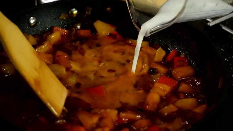 изсипете оцетна вода в тигана