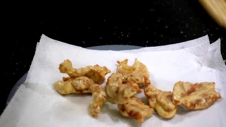 сложете месо върху хартиени кърпи