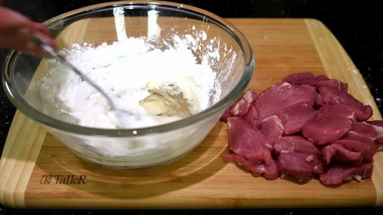 изсипете белтъците в нишестето