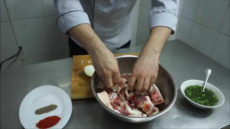 להוסיף בצל לבשר