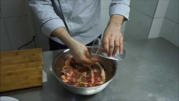 מוזגים בשר עם רוטב