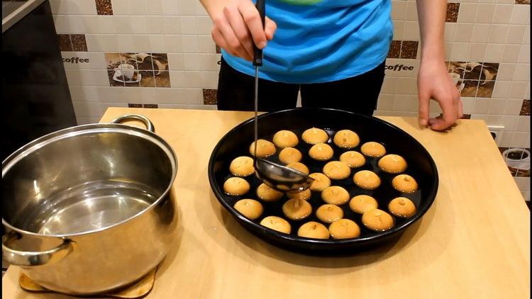 verser les gâteaux au sirop