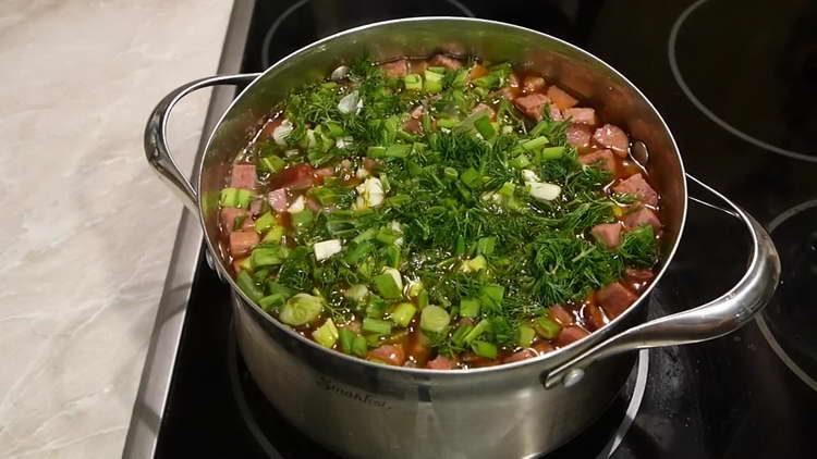 turnați verdeața într-un hodgepodge