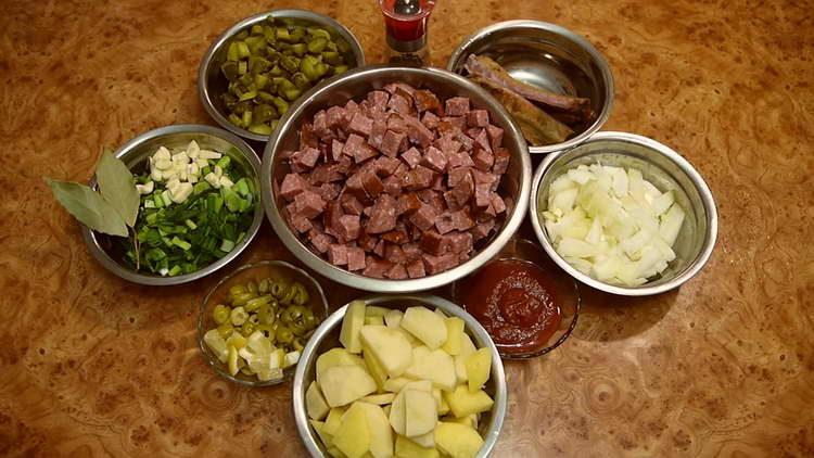 se toacă murături, cartofi