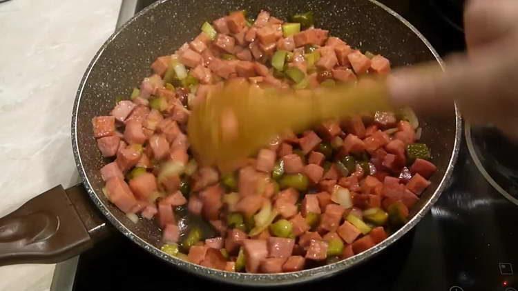 adăugați cârnați în tigaie