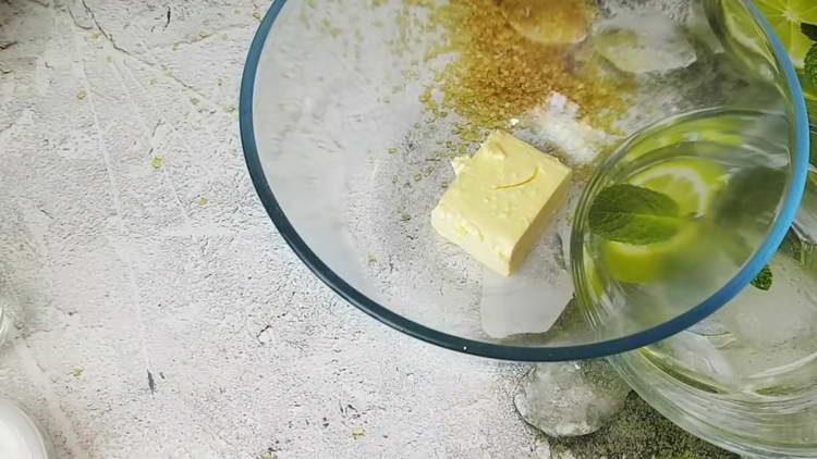 puneți untul într-un bol