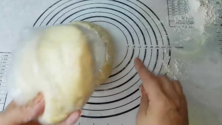 împarte aluatul în două părți