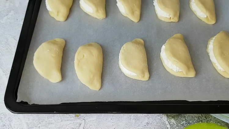 pune storcătorul pe o foaie de copt