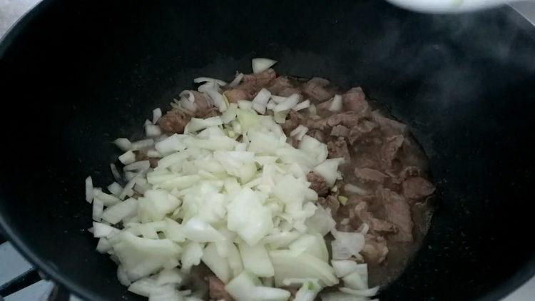 запържете месото с лука