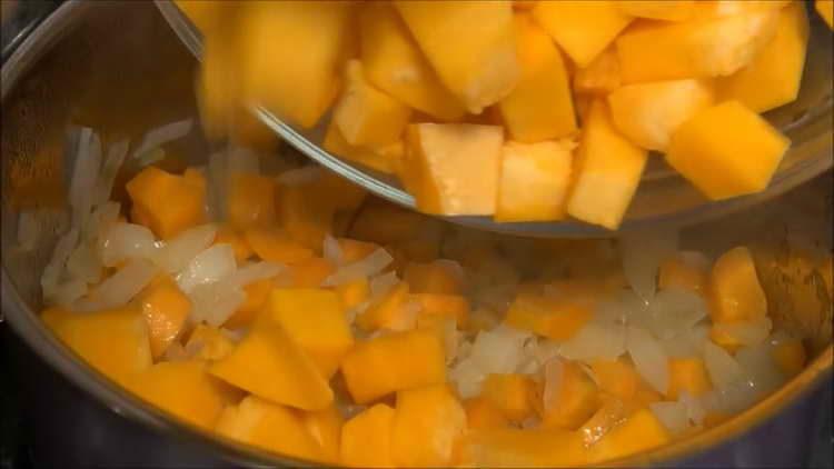 adăugați dovleac în tigaie