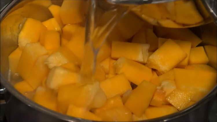 se toarnă apă în tigaie