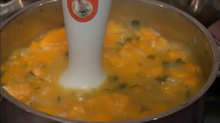 bate legumele cu un blender