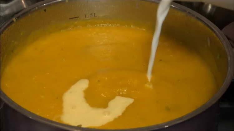 se toarnă smântână în legume