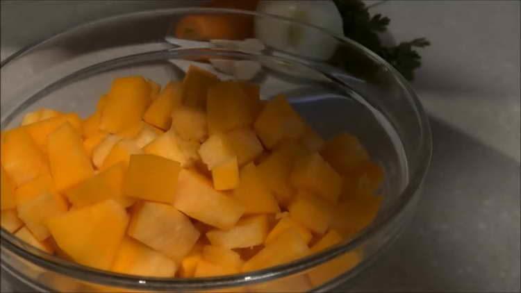 tăiați dovleacul în felii