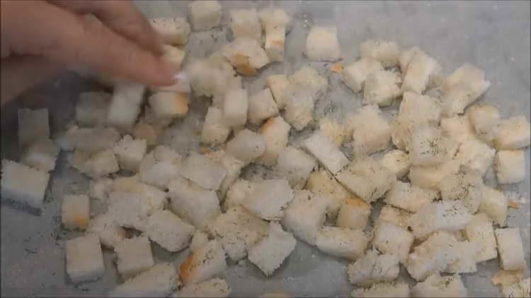 amestecați crackers cu condimente și unt