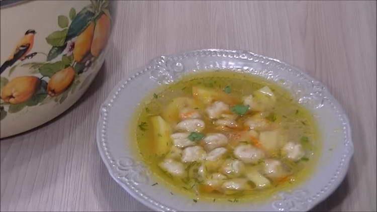 Suppe mit Knödeln