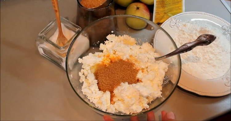 смесете изварата и канелата