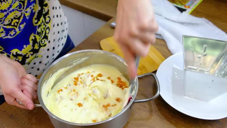 se adaugă caisele uscate în smântână