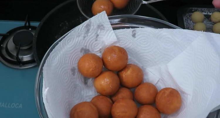 mettre des beignets sur une serviette en papier