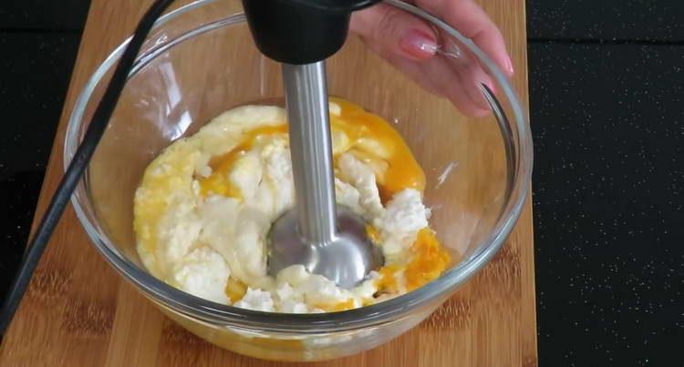 mélanger du fromage cottage et des œufs