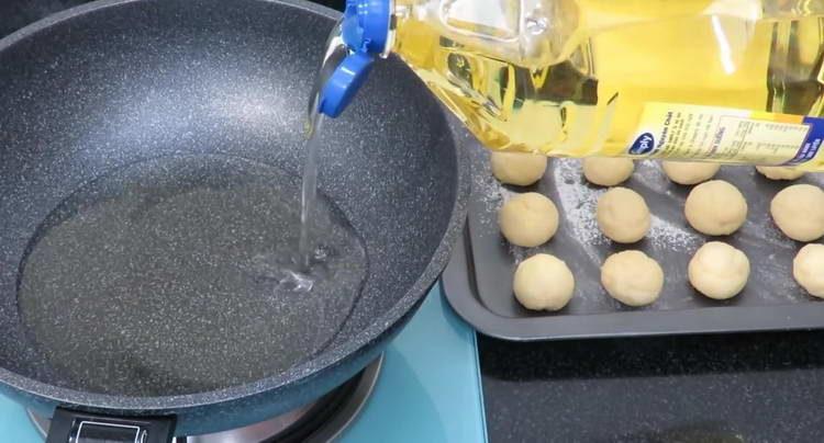 verser beaucoup d'huile dans la poêle