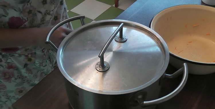 покрийте салатата с капак