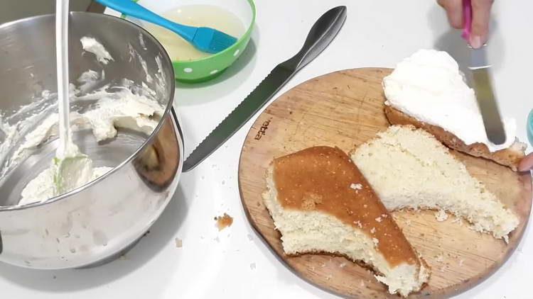 לחתוך כפות מהעוגה