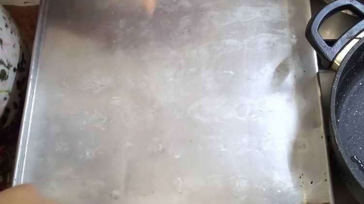 hæld vegetabilsk olie på en bageplade