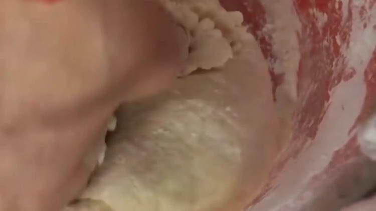 يعجن العجين