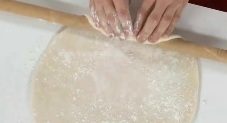 لفة العجين رقيقة