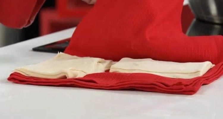 لف العجين بمنشفة