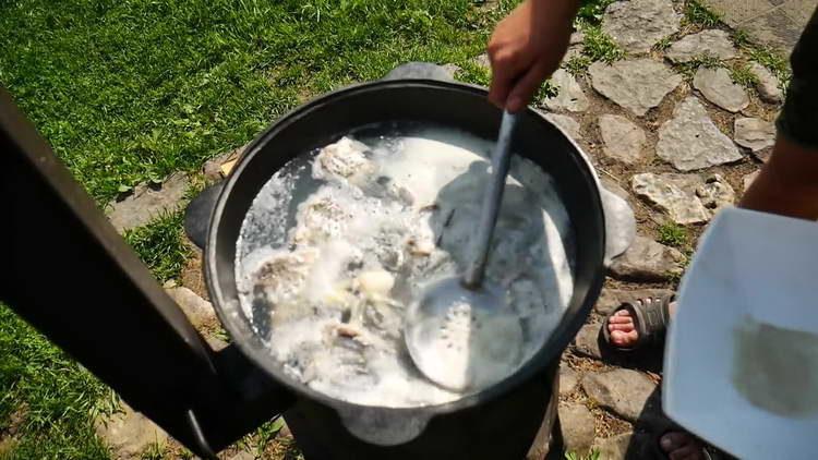 Entfernen Sie den Schaum aus der Suppe