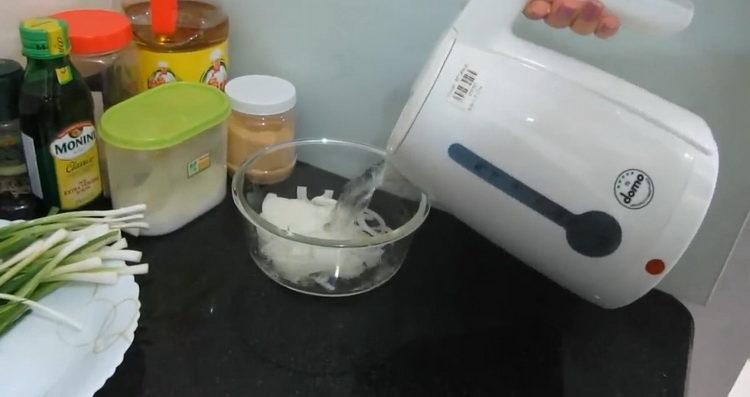 se toarnă ceapa cu apă