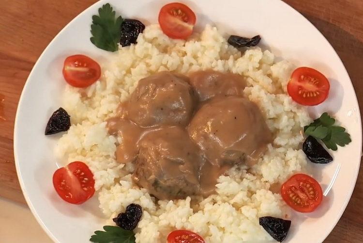 Trin for trin opskrift på kødboller med sauce