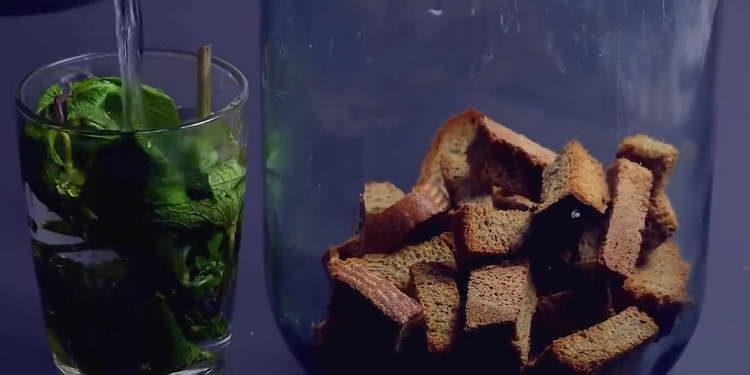 brasser de la menthe avec de l'eau bouillante